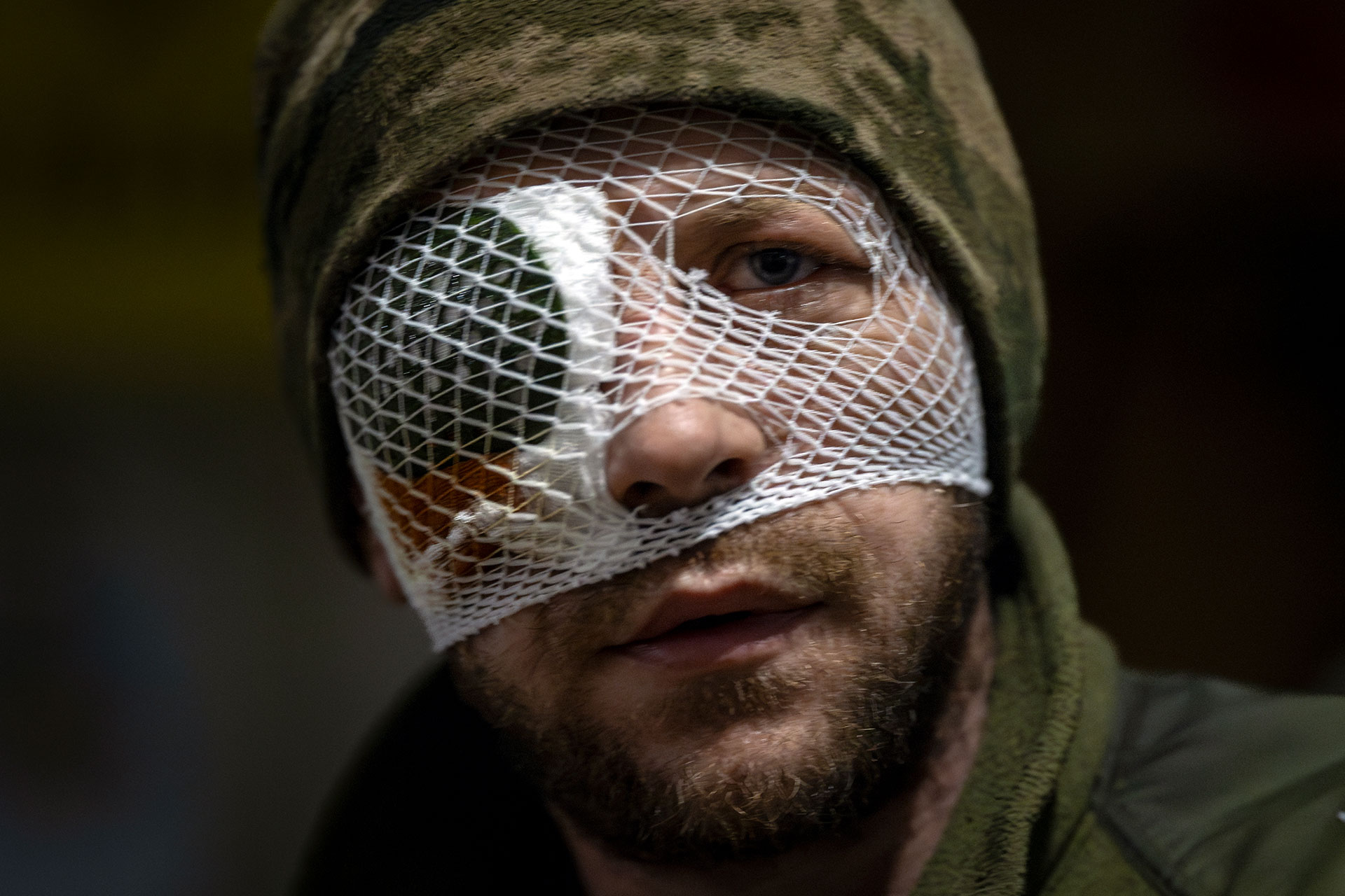 Поранений військовий на медпункті.